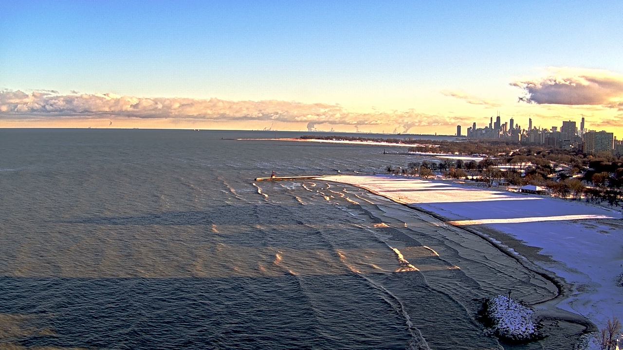 Thumbnail for current weather camera view from Edgewater Beach in Chicago, Illinois