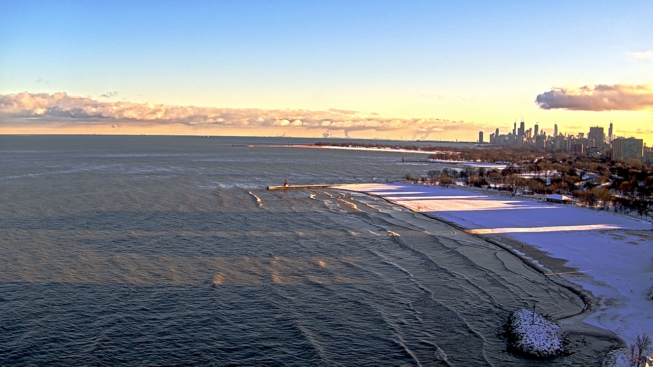 Thumbnail for current weather camera view from Edgewater Beach in Chicago, Illinois