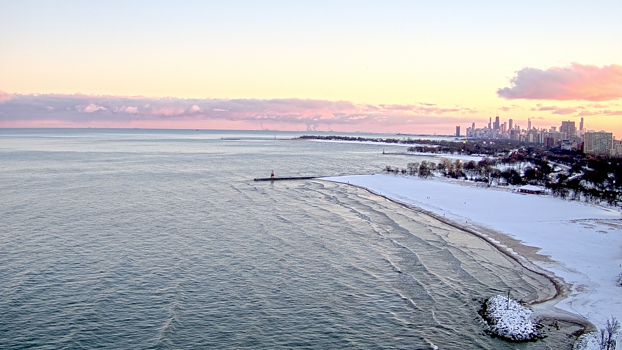 Thumbnail for current weather camera view from Edgewater Beach in Chicago, Illinois