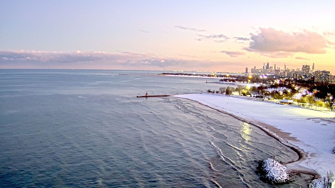 Thumbnail for current weather camera view from Edgewater Beach in Chicago, Illinois