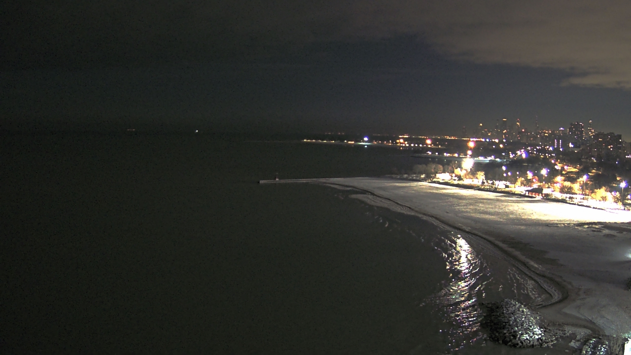 Thumbnail for current weather camera view from Edgewater Beach in Chicago, Illinois