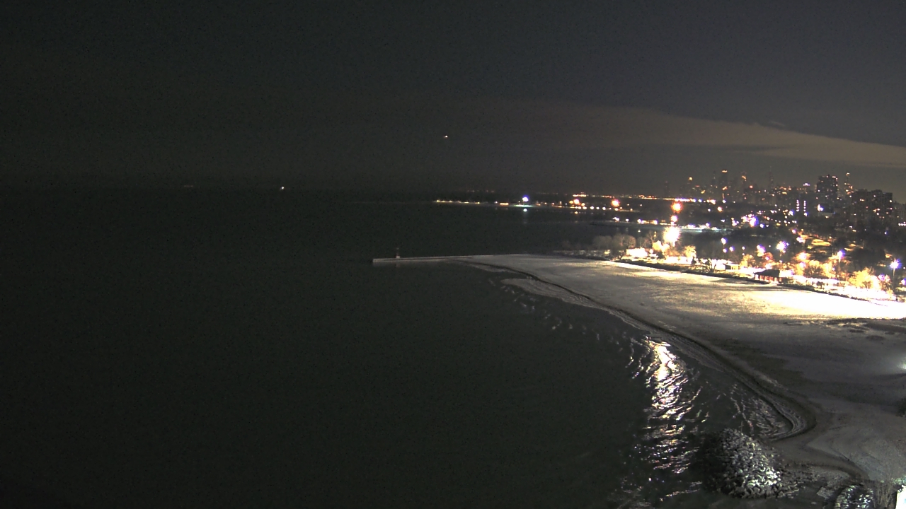 Thumbnail for current weather camera view from Edgewater Beach in Chicago, Illinois