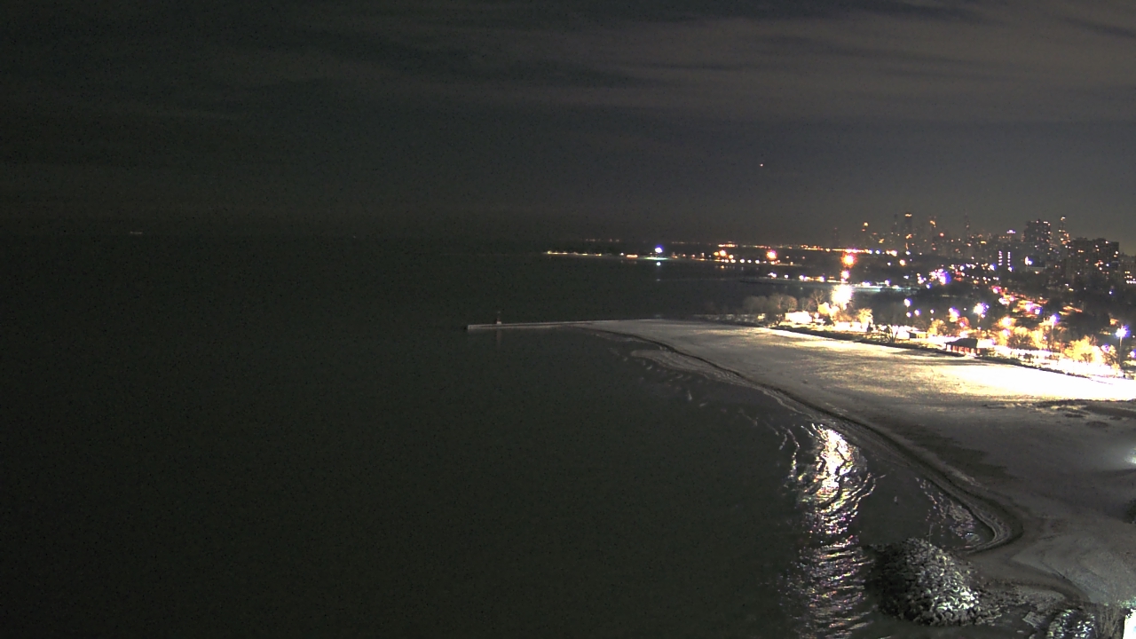 Thumbnail for current weather camera view from Edgewater Beach in Chicago, Illinois