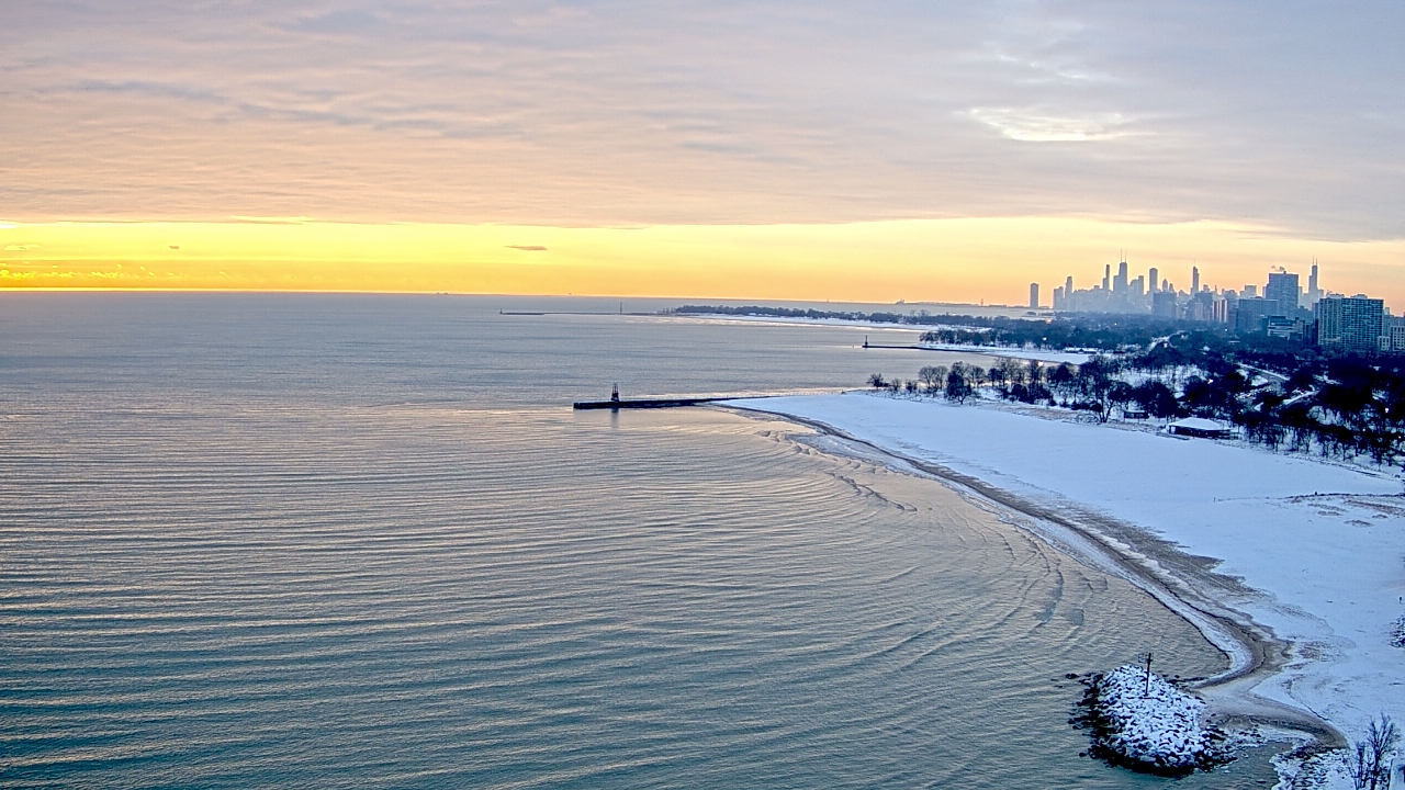 Thumbnail for current weather camera view from Edgewater Beach in Chicago, Illinois