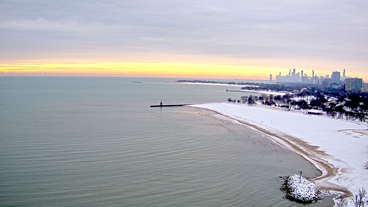 Thumbnail for current weather camera view from Edgewater Beach in Chicago, Illinois