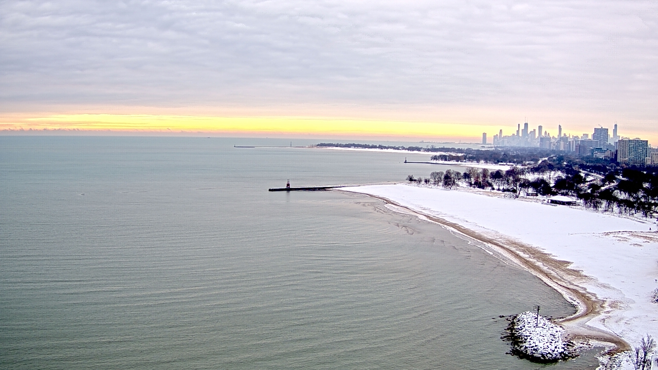 Thumbnail for current weather camera view from Edgewater Beach in Chicago, Illinois