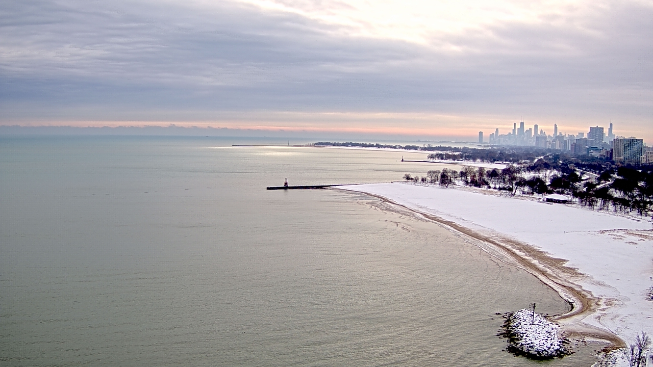 Thumbnail for current weather camera view from Edgewater Beach in Chicago, Illinois