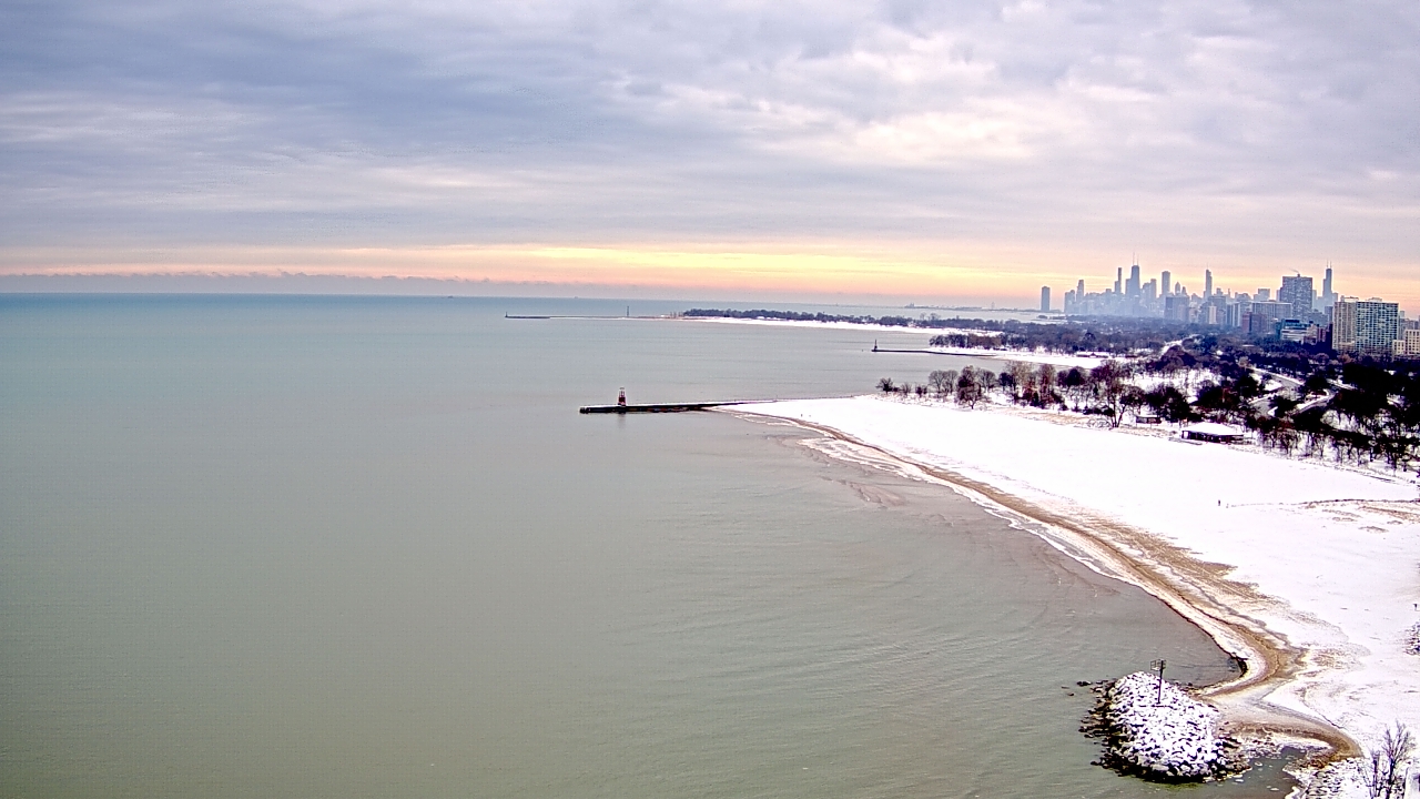 Thumbnail for current weather camera view from Edgewater Beach in Chicago, Illinois