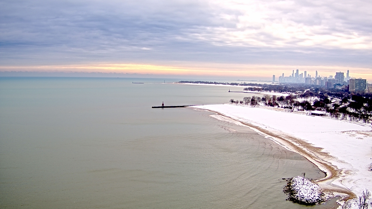 Thumbnail for current weather camera view from Edgewater Beach in Chicago, Illinois