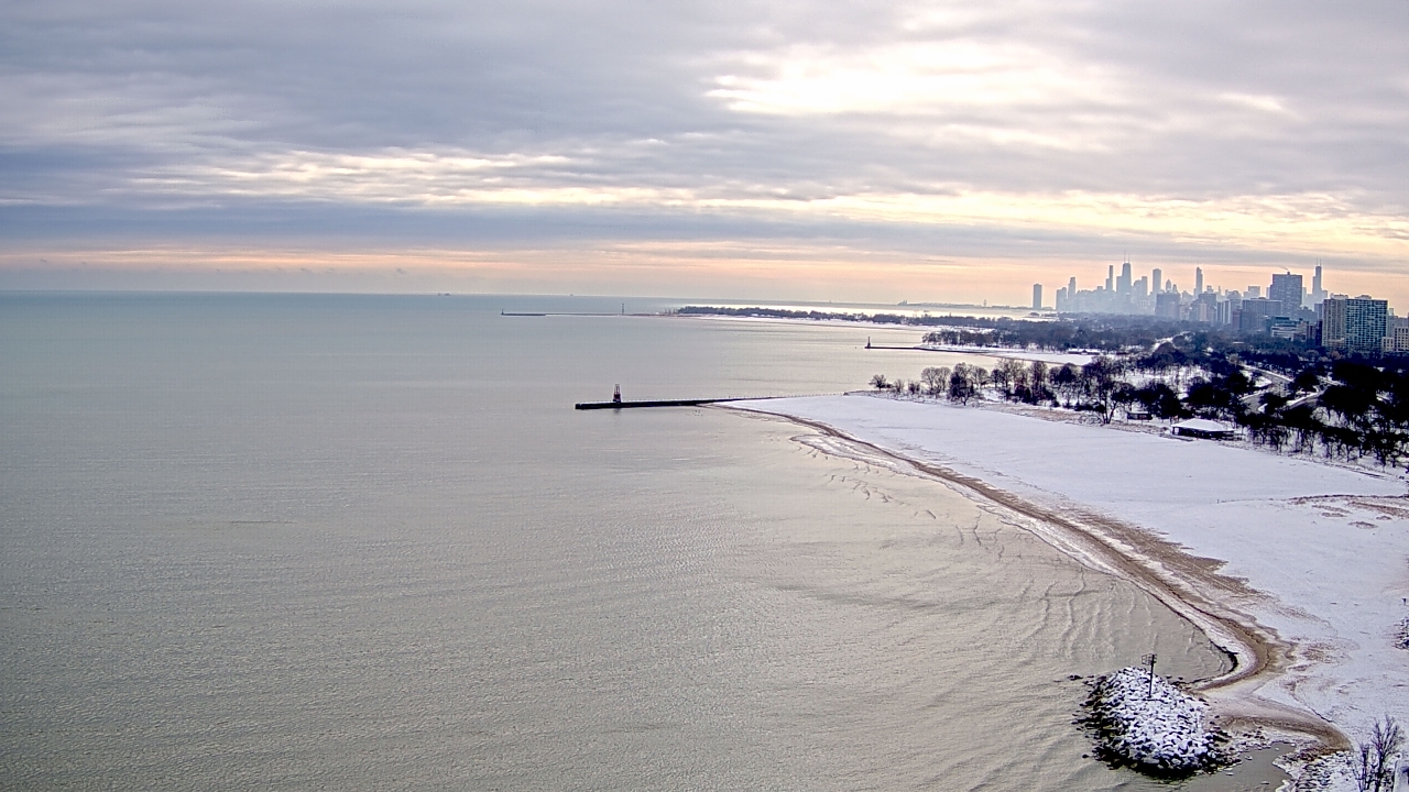 Thumbnail for current weather camera view from Edgewater Beach in Chicago, Illinois