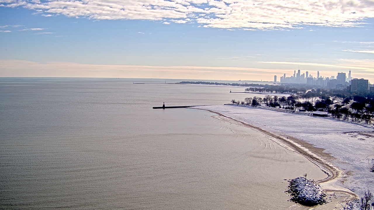 Thumbnail for current weather camera view from Edgewater Beach in Chicago, Illinois