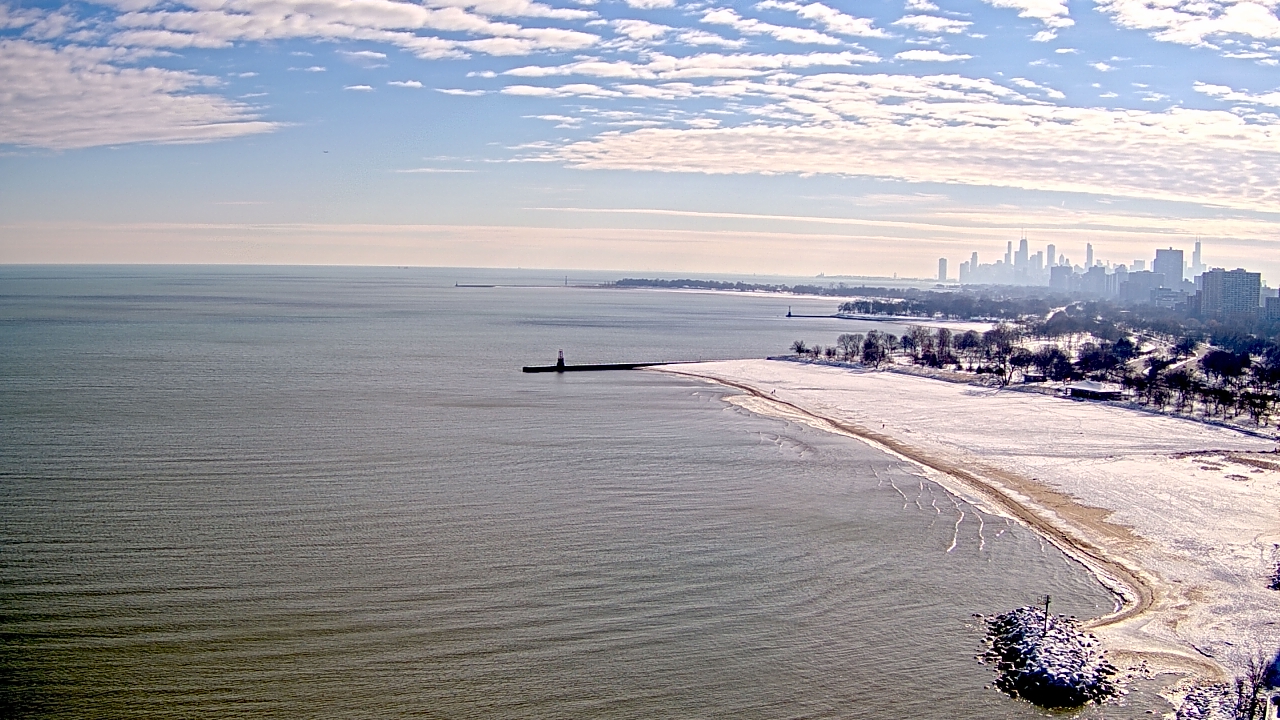 Thumbnail for current weather camera view from Edgewater Beach in Chicago, Illinois