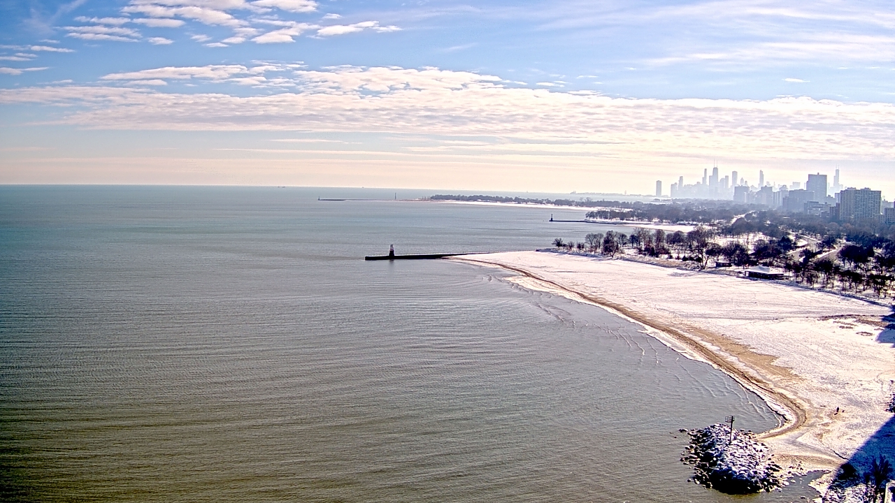 Thumbnail for current weather camera view from Edgewater Beach in Chicago, Illinois