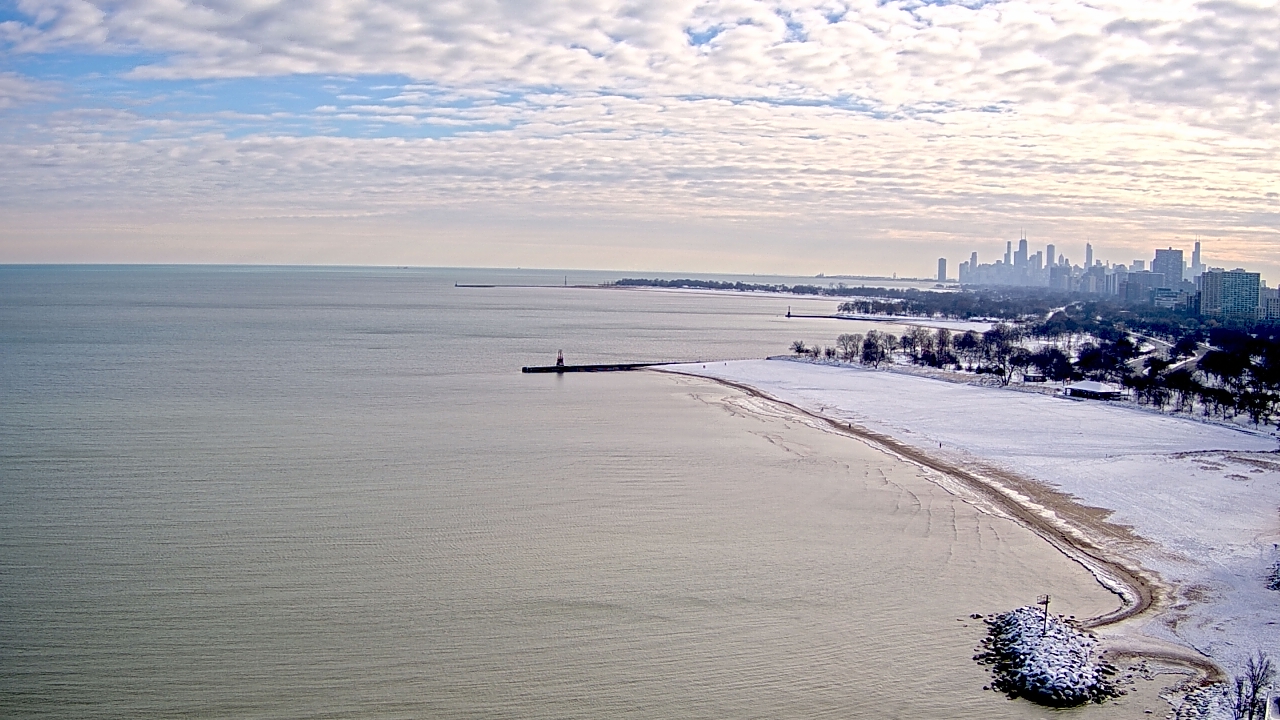 Thumbnail for current weather camera view from Edgewater Beach in Chicago, Illinois