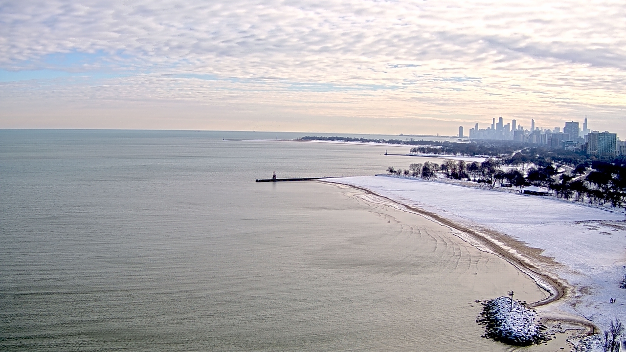 Thumbnail for current weather camera view from Edgewater Beach in Chicago, Illinois