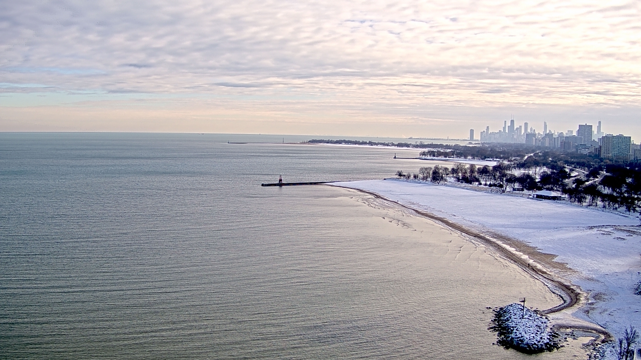 Thumbnail for current weather camera view from Edgewater Beach in Chicago, Illinois