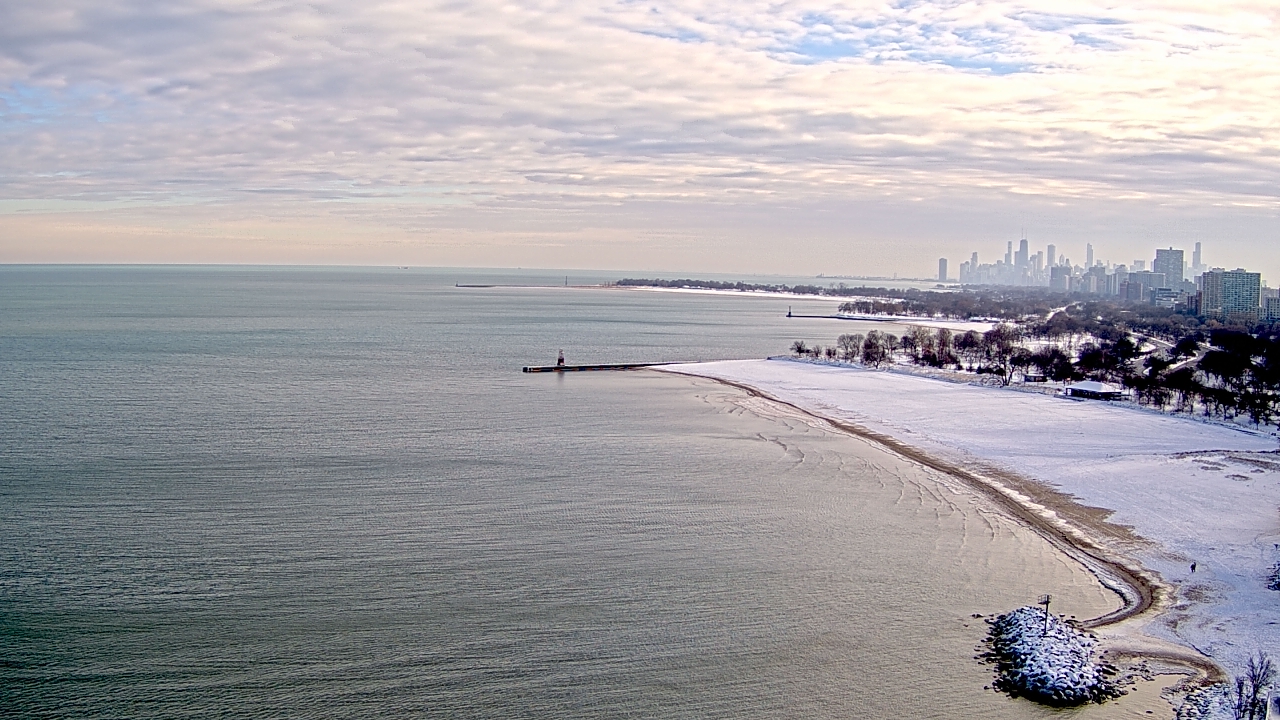 Thumbnail for current weather camera view from Edgewater Beach in Chicago, Illinois
