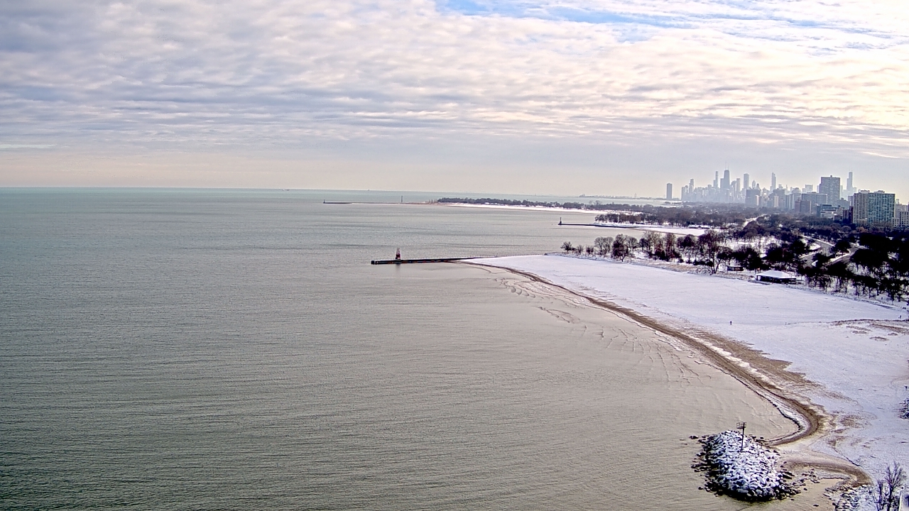 Thumbnail for current weather camera view from Edgewater Beach in Chicago, Illinois