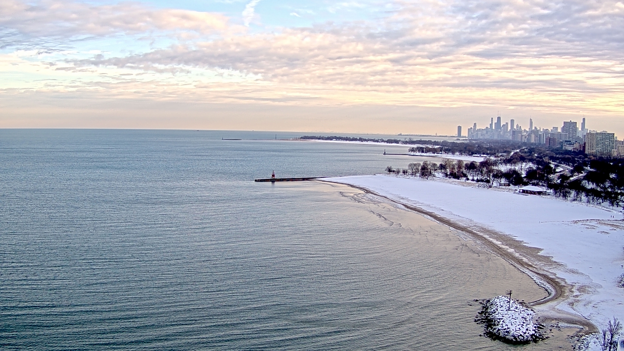 Thumbnail for current weather camera view from Edgewater Beach in Chicago, Illinois