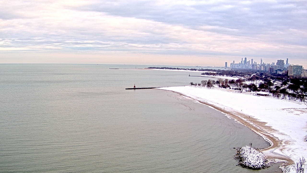 Thumbnail for current weather camera view from Edgewater Beach in Chicago, Illinois