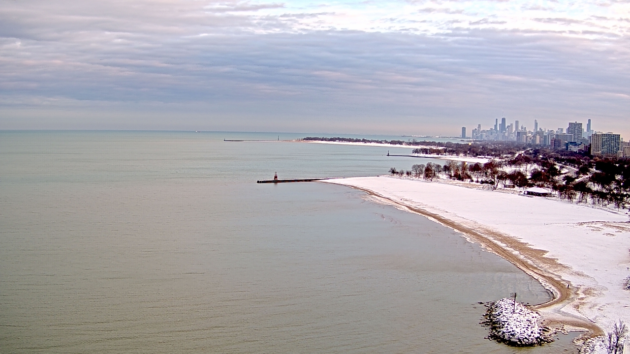 Thumbnail for current weather camera view from Edgewater Beach in Chicago, Illinois