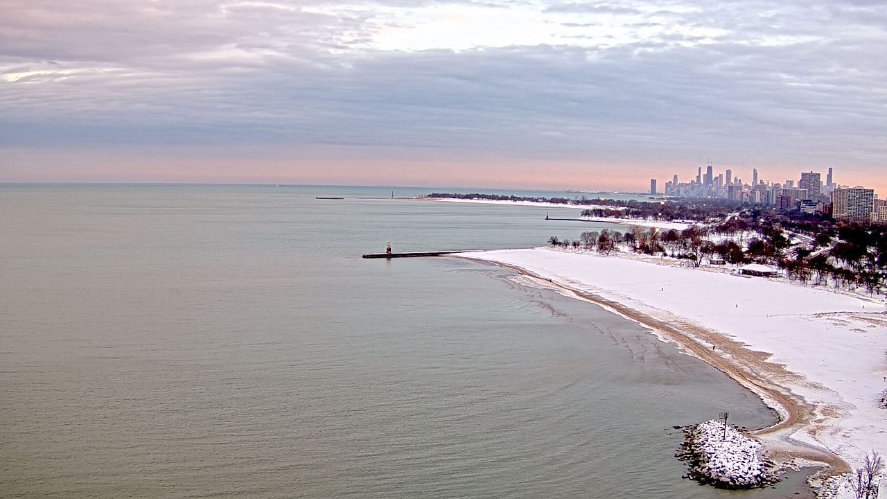 Thumbnail for current weather camera view from Edgewater Beach in Chicago, Illinois