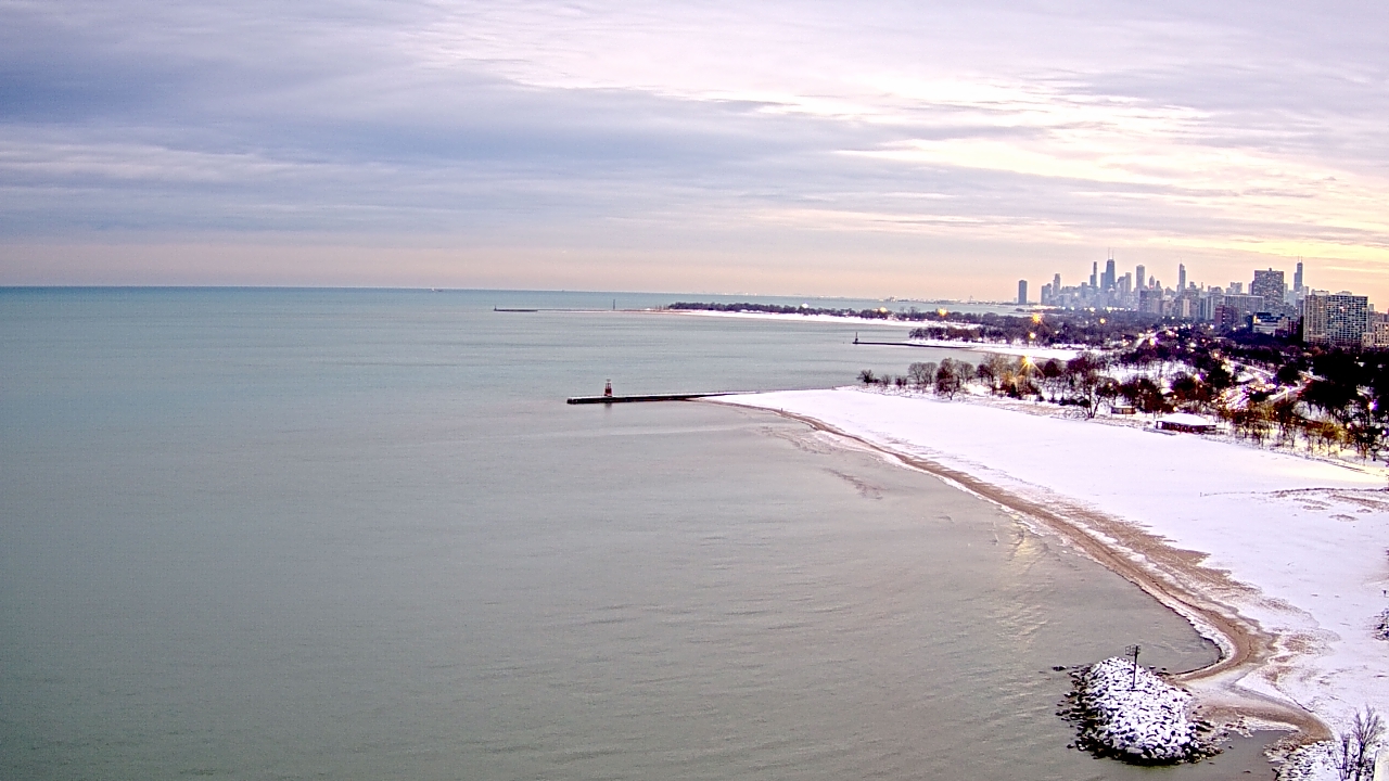 Thumbnail for current weather camera view from Edgewater Beach in Chicago, Illinois