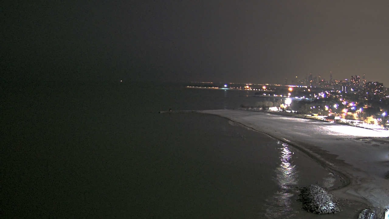 Thumbnail for current weather camera view from Edgewater Beach in Chicago, Illinois