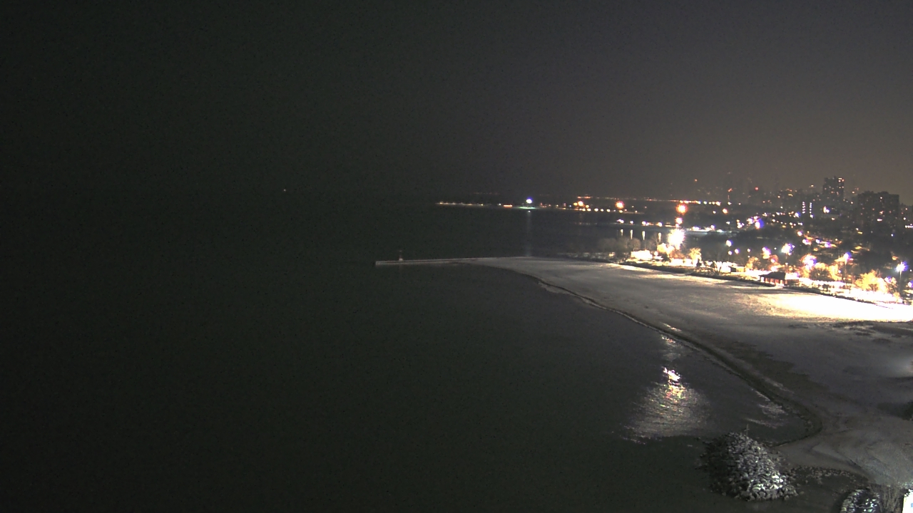 Thumbnail for current weather camera view from Edgewater Beach in Chicago, Illinois
