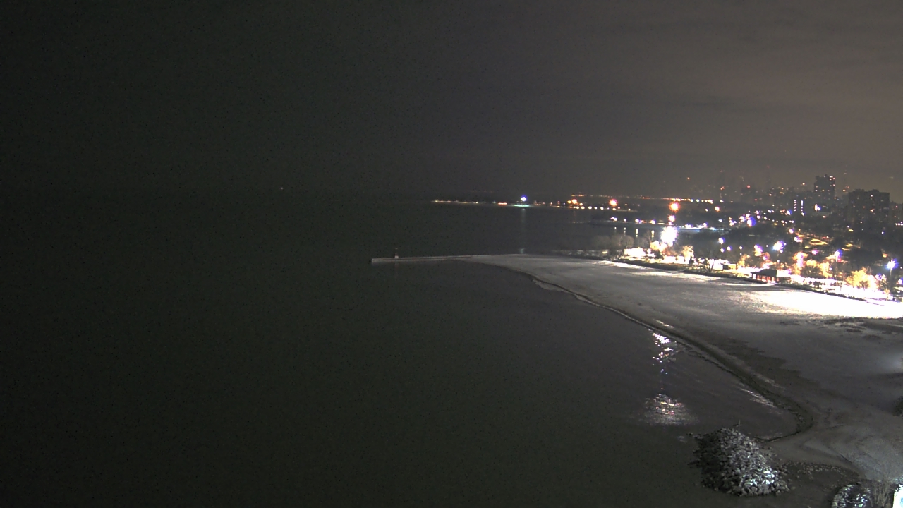 Thumbnail for current weather camera view from Edgewater Beach in Chicago, Illinois