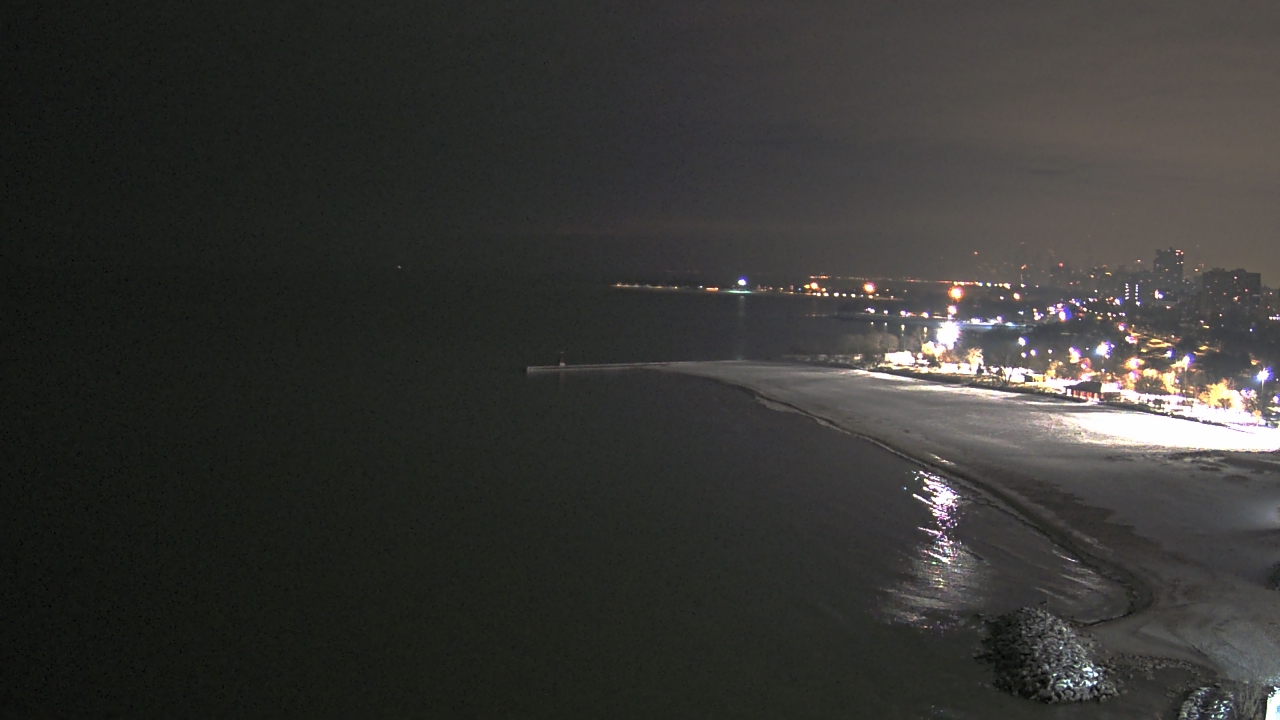 Thumbnail for current weather camera view from Edgewater Beach in Chicago, Illinois