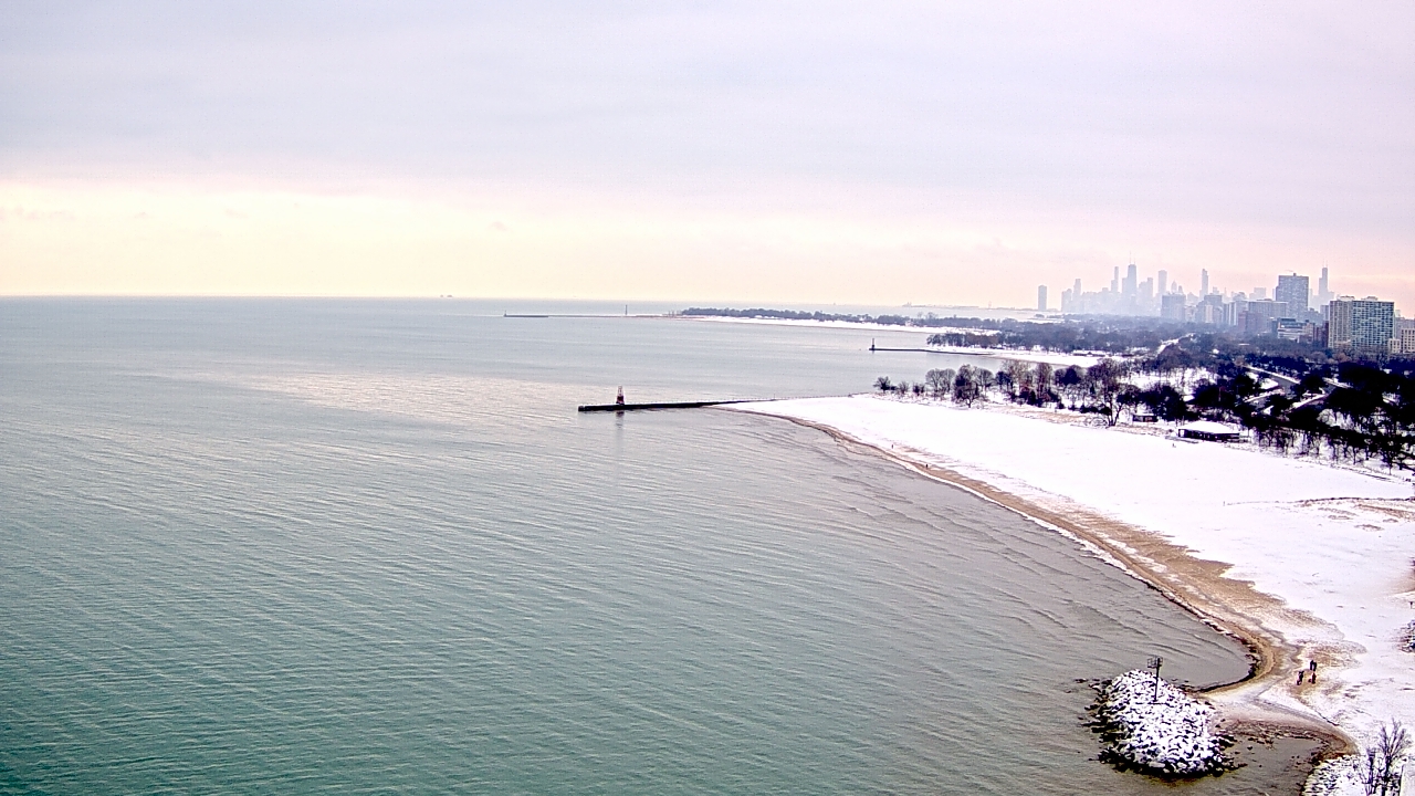 Thumbnail for current weather camera view from Edgewater Beach in Chicago, Illinois