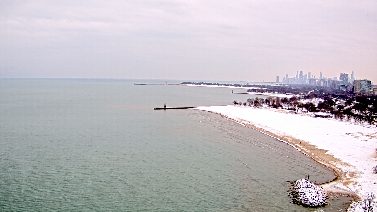 Thumbnail for current weather camera view from Edgewater Beach in Chicago, Illinois