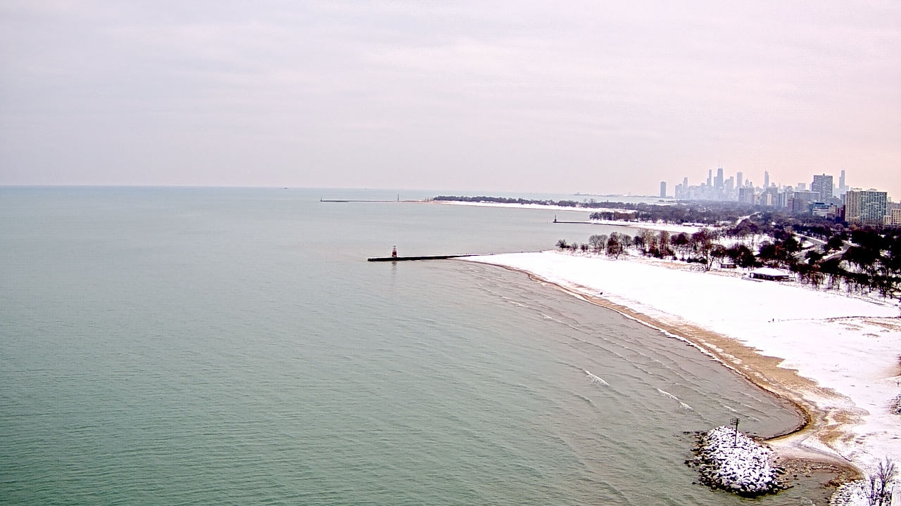 Thumbnail for current weather camera view from Edgewater Beach in Chicago, Illinois