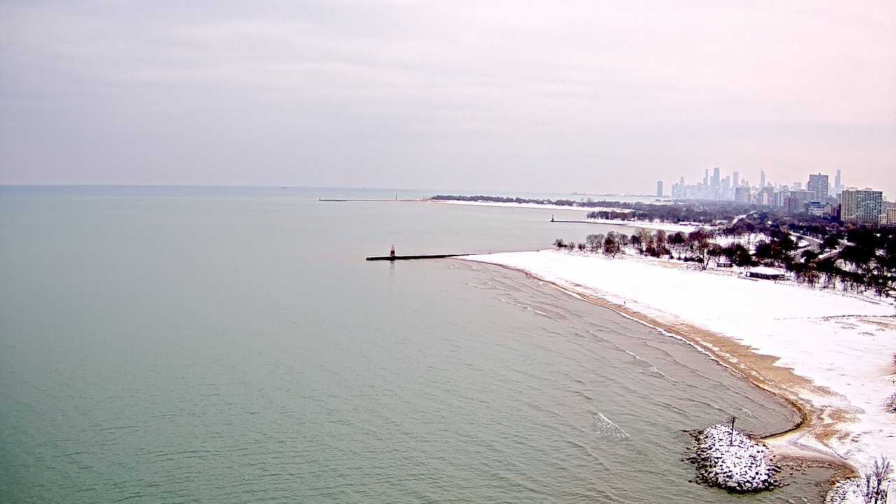 Thumbnail for current weather camera view from Edgewater Beach in Chicago, Illinois