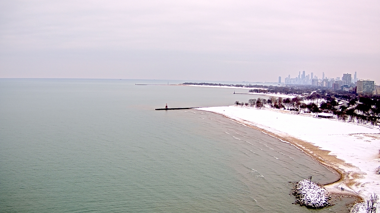 Thumbnail for current weather camera view from Edgewater Beach in Chicago, Illinois
