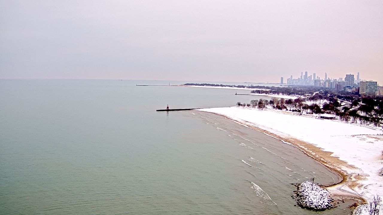 Thumbnail for current weather camera view from Edgewater Beach in Chicago, Illinois