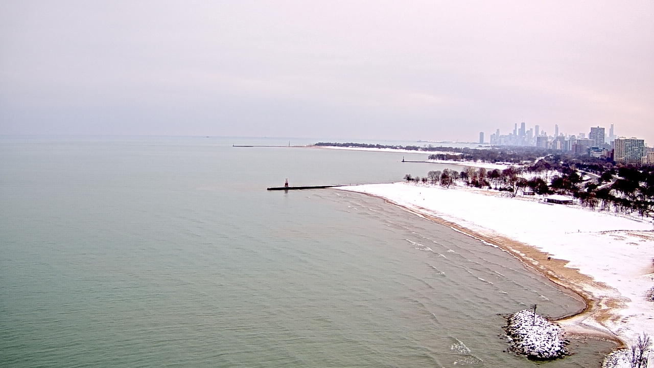 Thumbnail for current weather camera view from Edgewater Beach in Chicago, Illinois