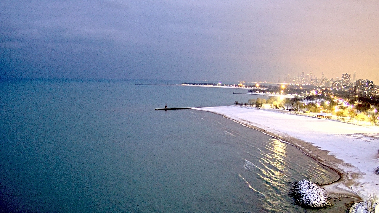 Thumbnail for current weather camera view from Edgewater Beach in Chicago, Illinois