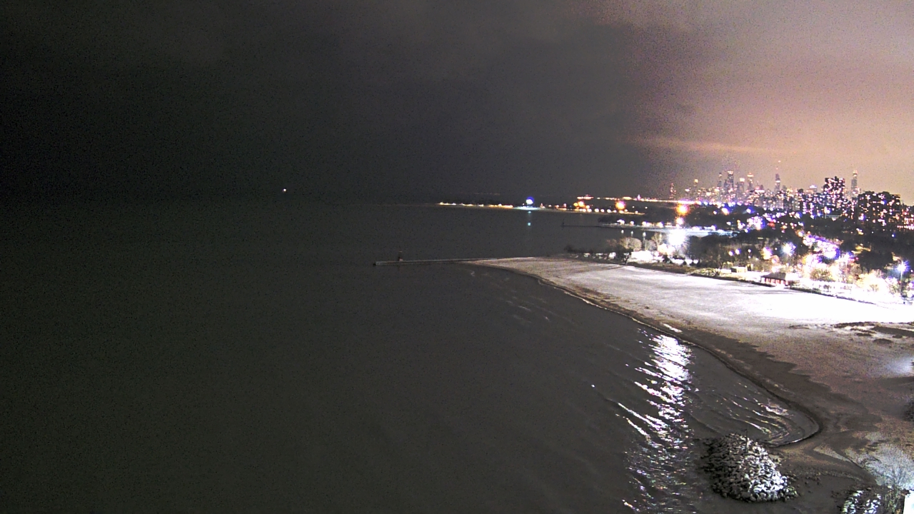 Thumbnail for current weather camera view from Edgewater Beach in Chicago, Illinois