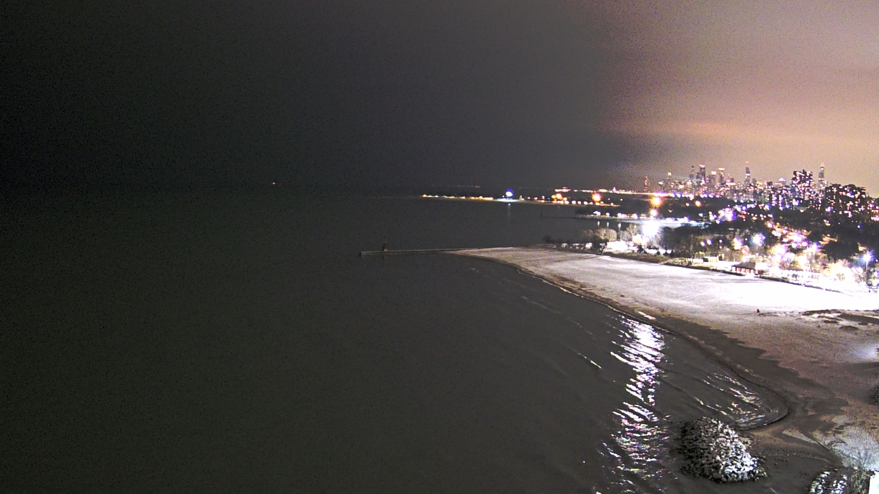 Thumbnail for current weather camera view from Edgewater Beach in Chicago, Illinois