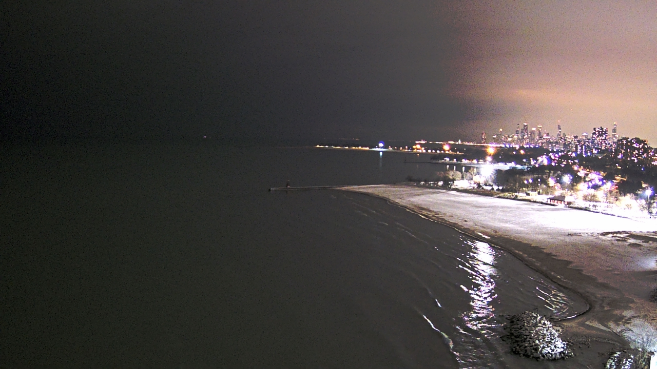 Thumbnail for current weather camera view from Edgewater Beach in Chicago, Illinois