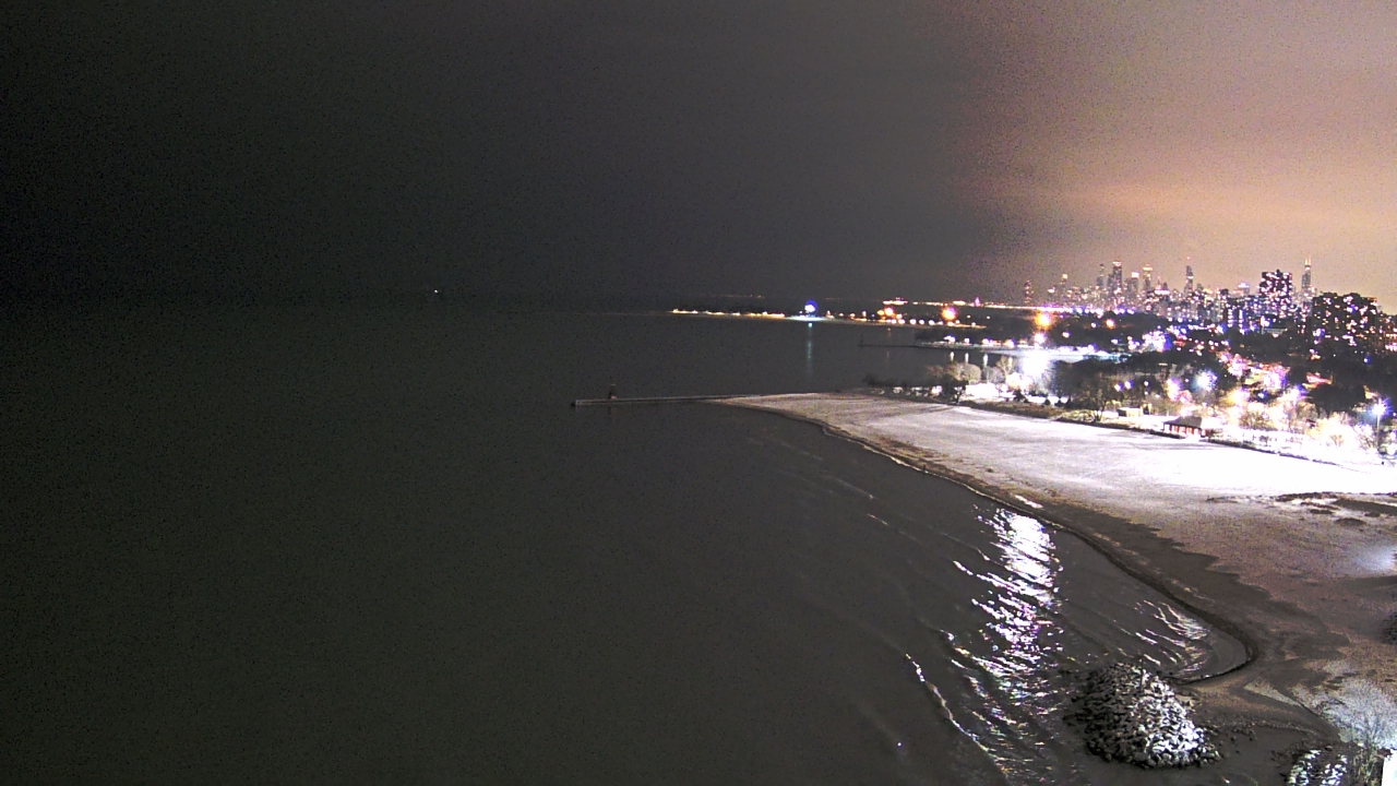 Thumbnail for current weather camera view from Edgewater Beach in Chicago, Illinois