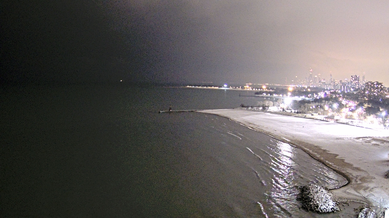 Thumbnail for current weather camera view from Edgewater Beach in Chicago, Illinois