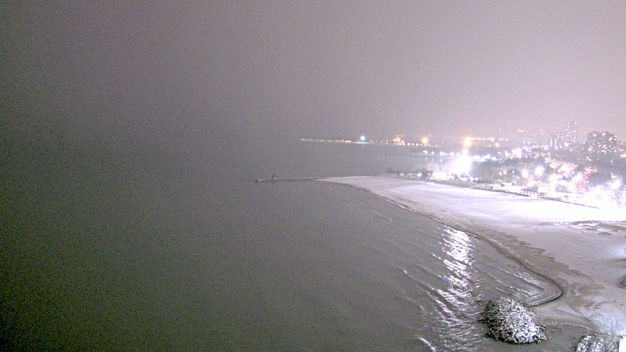 Thumbnail for current weather camera view from Edgewater Beach in Chicago, Illinois