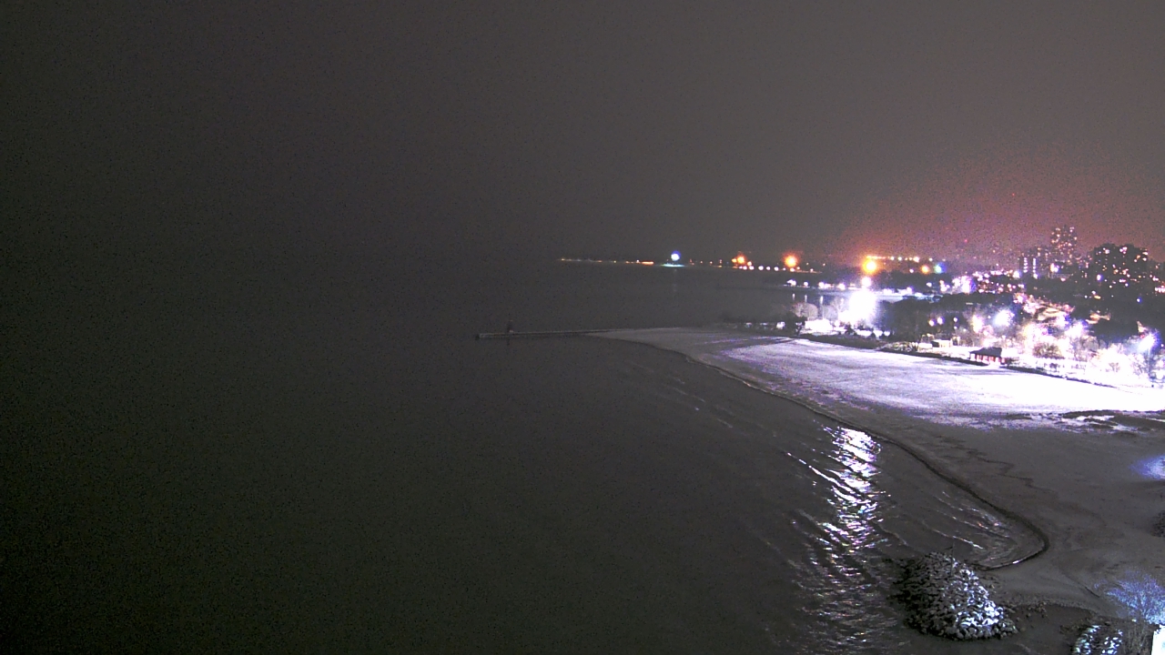 Thumbnail for current weather camera view from Edgewater Beach in Chicago, Illinois