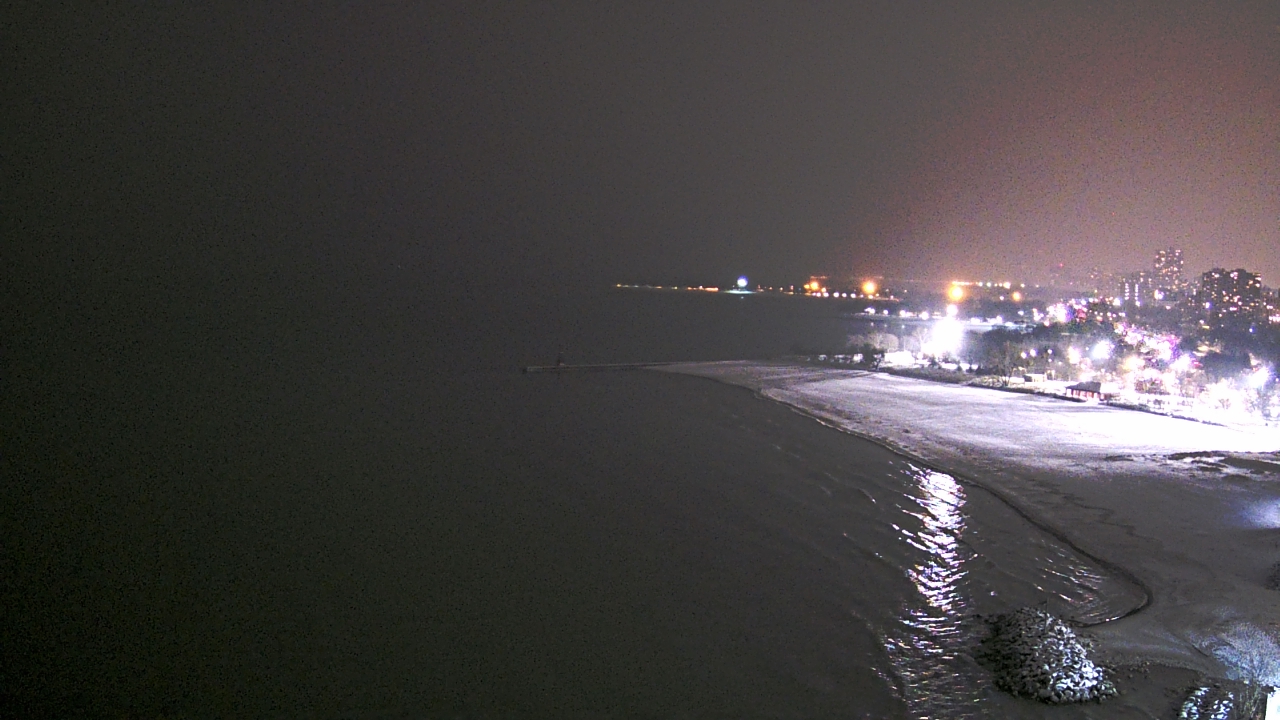 Thumbnail for current weather camera view from Edgewater Beach in Chicago, Illinois