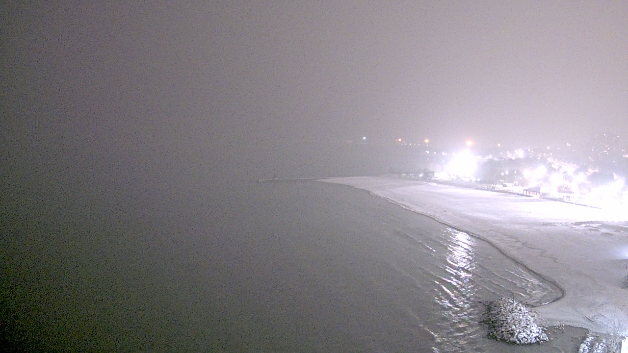 Thumbnail for current weather camera view from Edgewater Beach in Chicago, Illinois