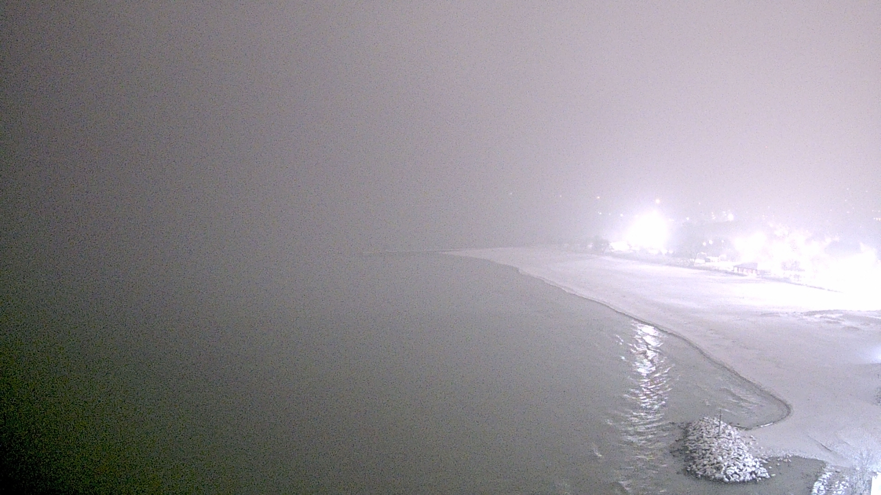 Thumbnail for current weather camera view from Edgewater Beach in Chicago, Illinois