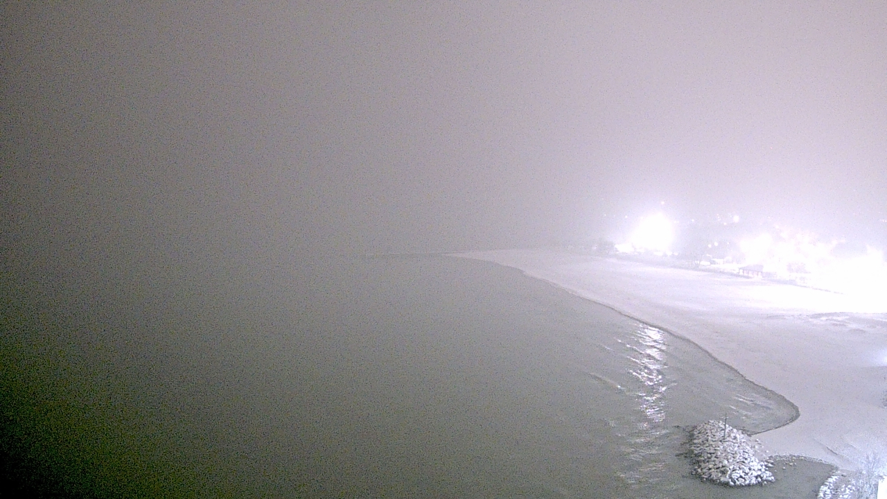 Thumbnail for current weather camera view from Edgewater Beach in Chicago, Illinois